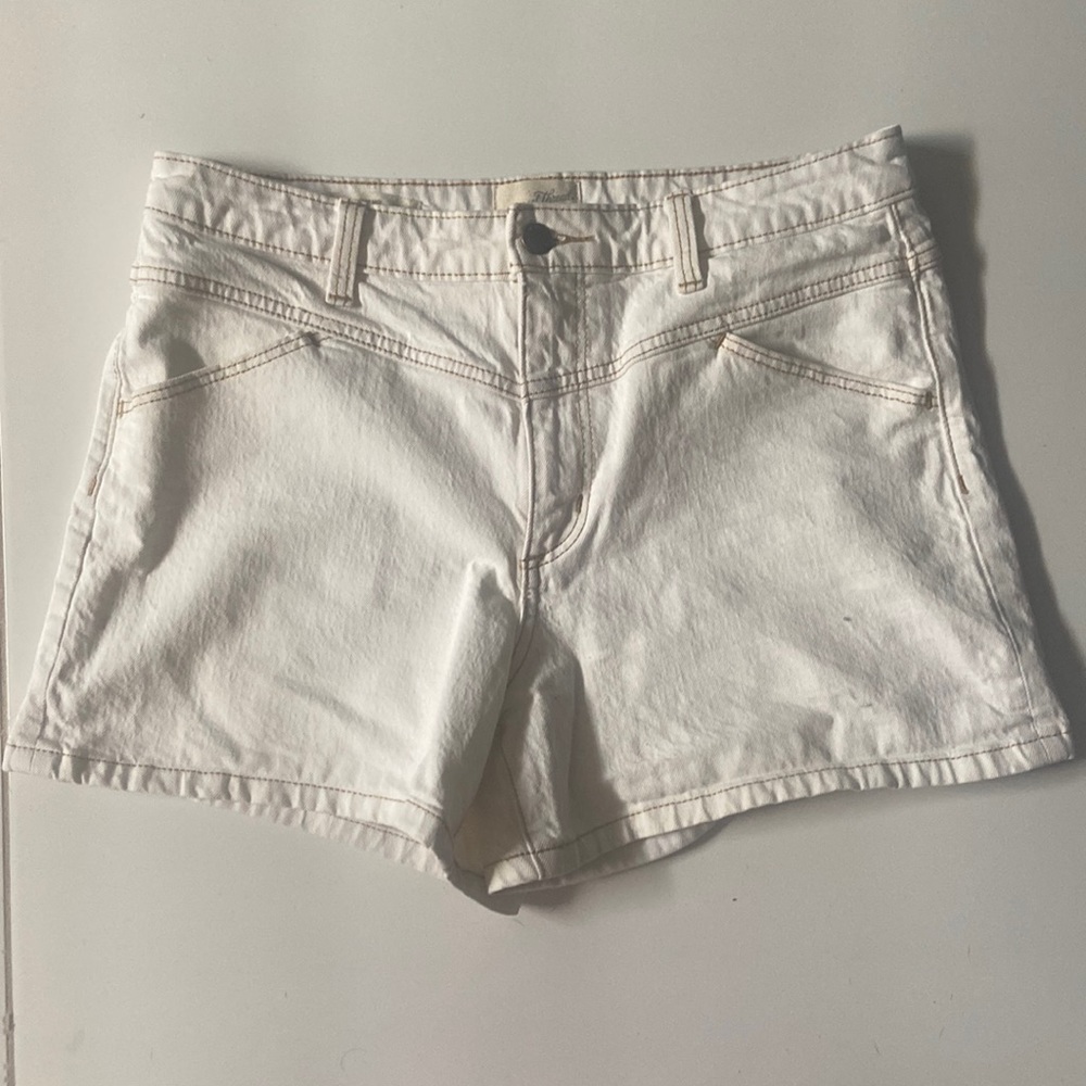This is a size 10, but it was still loose on me. Very comfortable and durable.